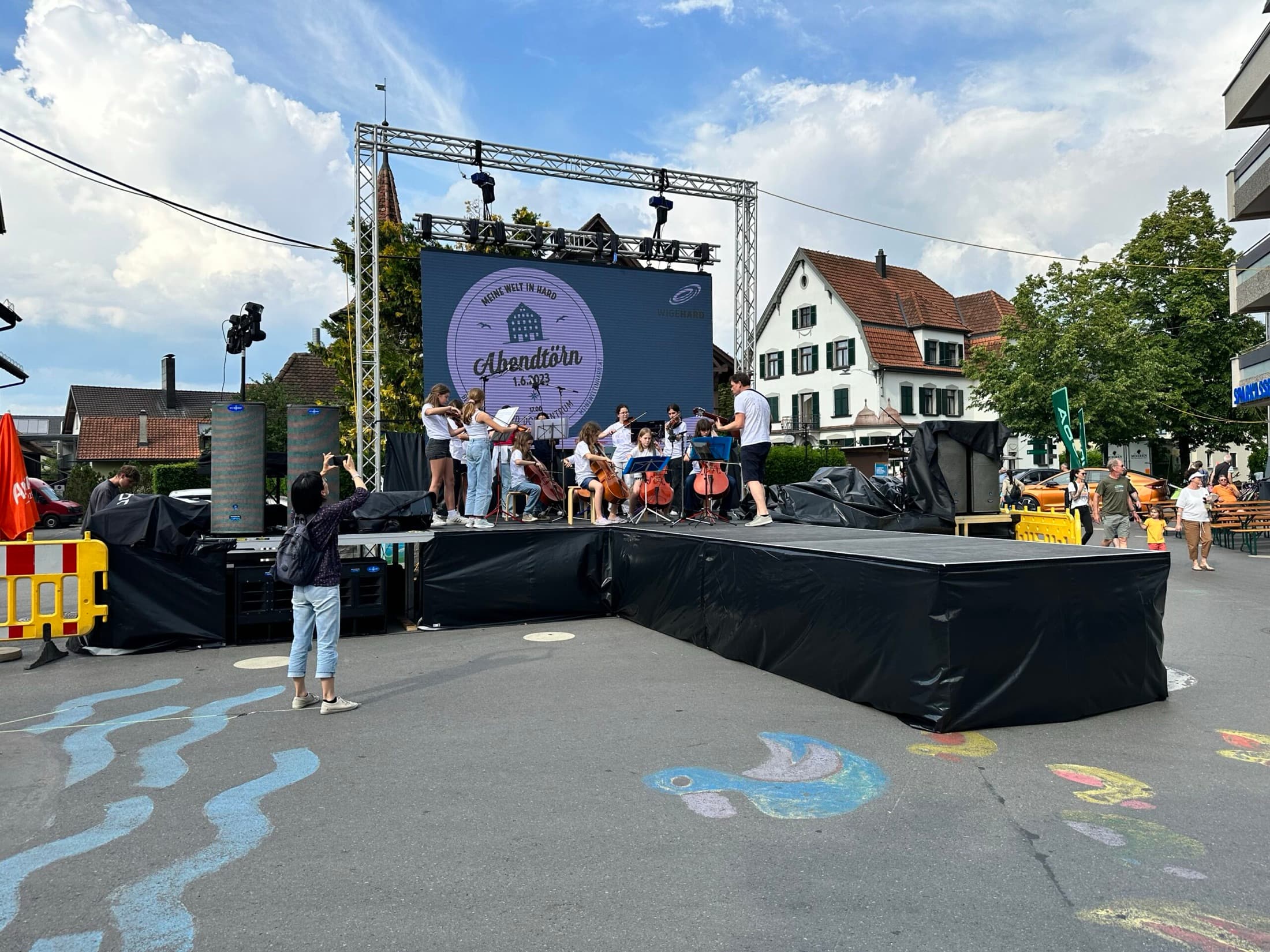 Bühne mit LED-Wand beim Abendtörn in Hard