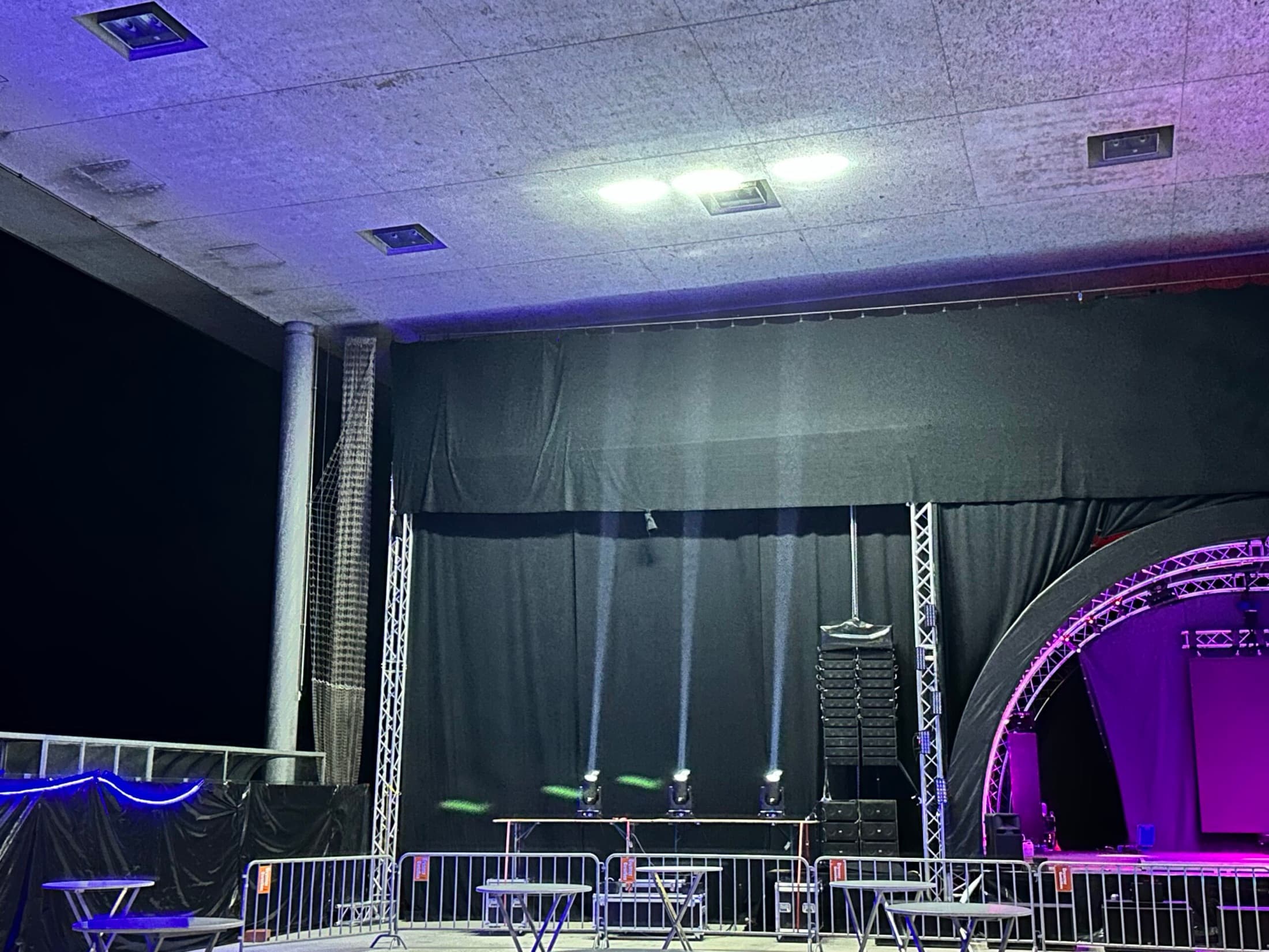 Bühne mit Beams, Truss und Line-Array