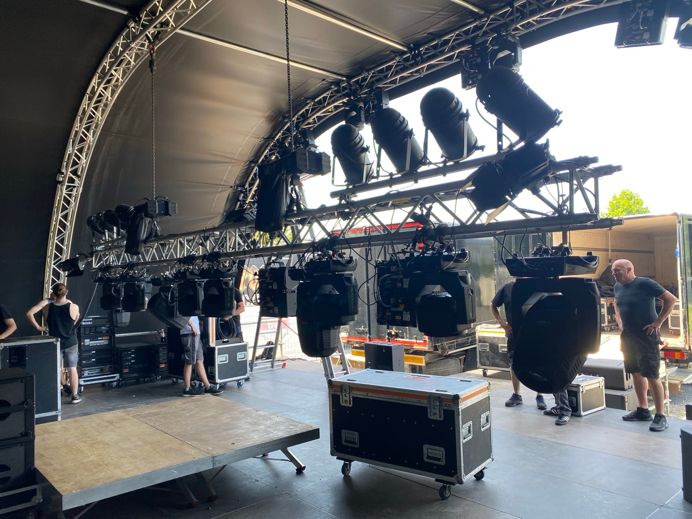 Lichttechnik und Moving Heads am Truss beim Aufbau