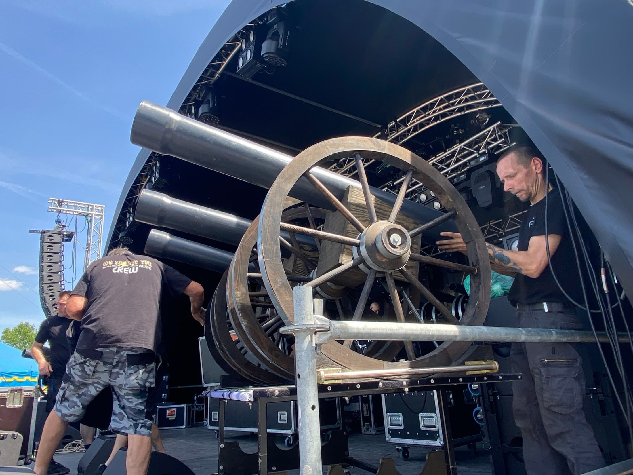 Crew baut Bühnentechnik bei einem Open Air auf